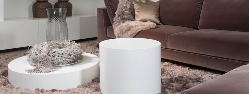 Коричнево-белое оформление гостиной