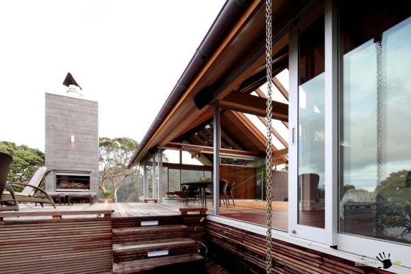 Деревянные ступени на террасу