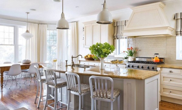 Классические деревянные стулья