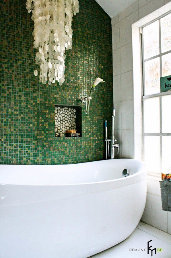 Яркая мозаика над ванной