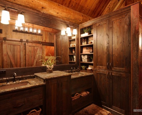 Ванная комната с деревянными панелями