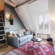 Интерьер парижской квартиры-мансарды