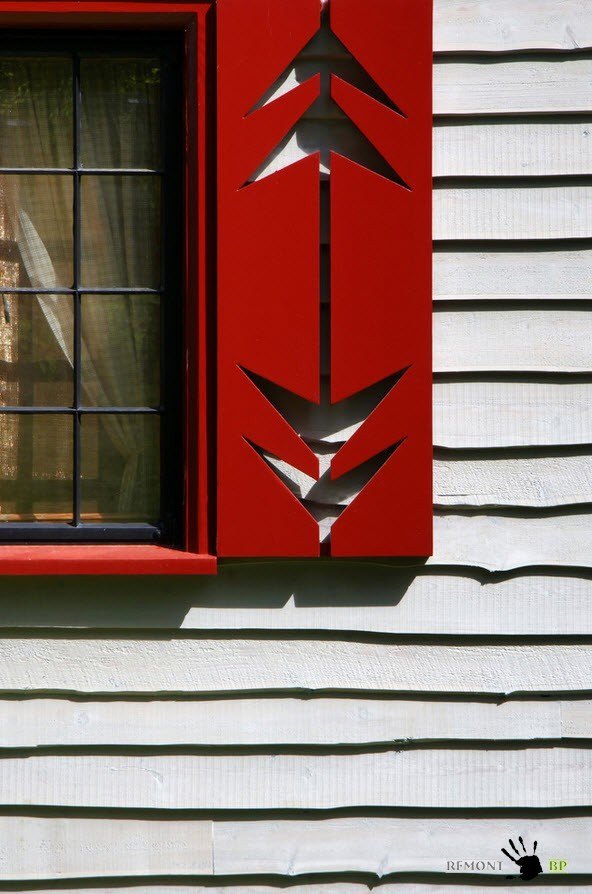 Красные резные ставни