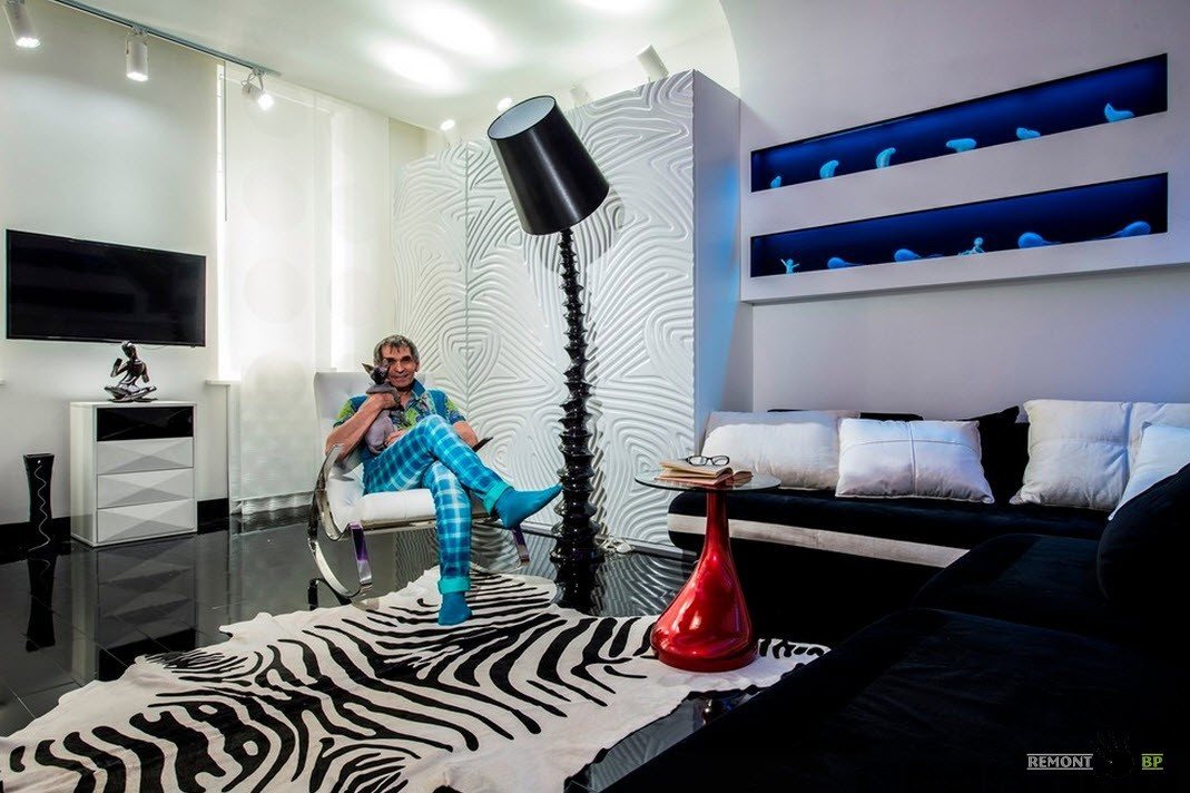 Бари Алибасов в своей квартире