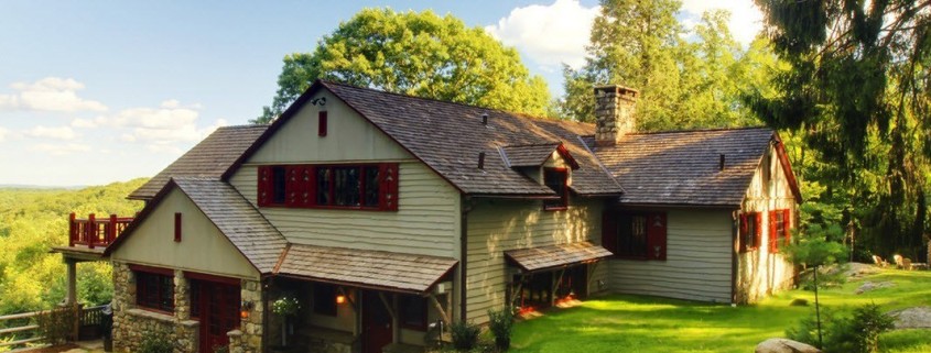 Загородный дом у озера из дерева и камня