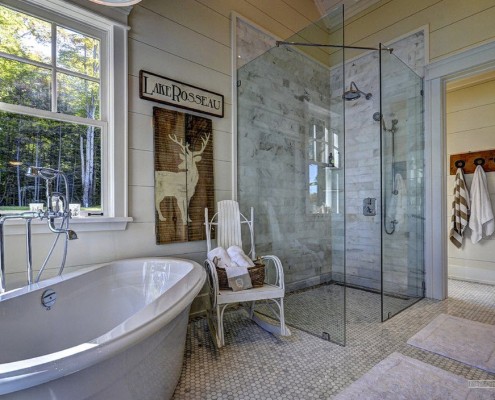 Мозаичный пол в интерьере ванной