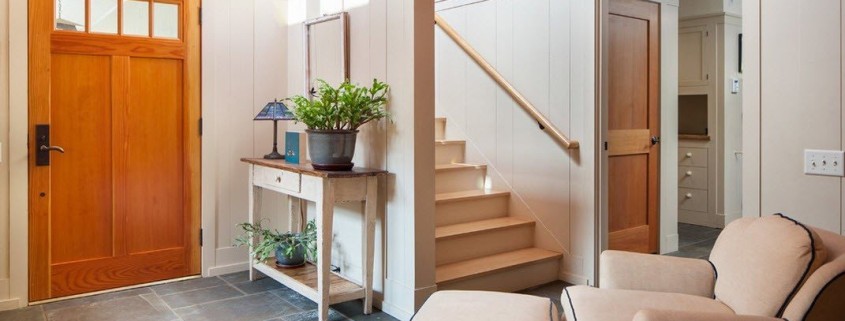 Интерьер прихожей частного дома