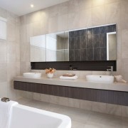 Зеркало для современной ванной комнаты
