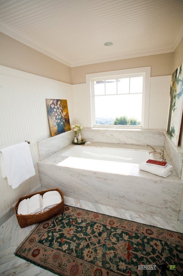 Класична біла стеля у ванній кімнаті