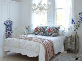 Интерьер современной спальни в белых тонах