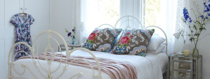 Интерьер современной спальни в белых тонах