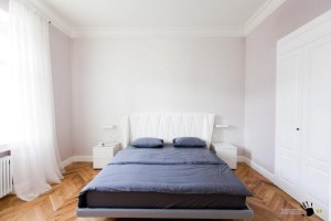 Спальня с минимальной обстановкой