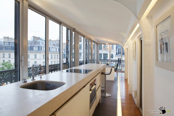 Кухонная зона вдоль панорамных окон