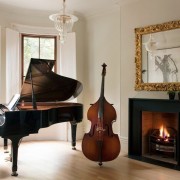 Интерьер комнаты с роялем