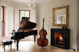 Интерьер комнаты с роялем