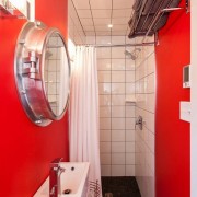 Яркий дизайн ванной комнаты малой площади