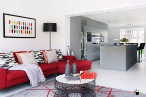 Серый интерьер с красной мебелью