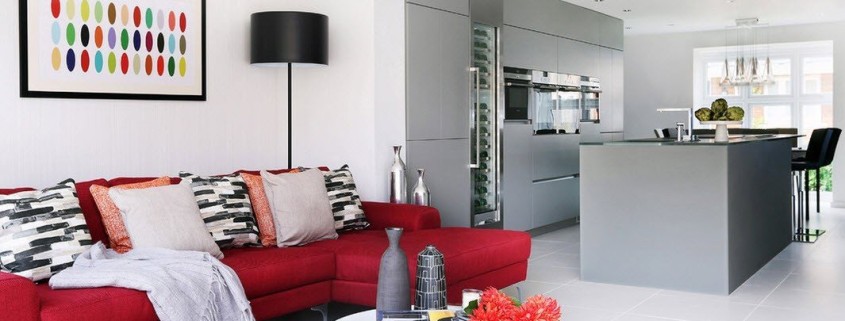 Серый интерьер с красной мебелью