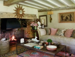 Камин в загородной гостиной