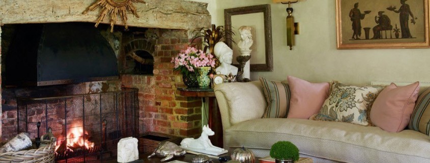 Камин в загородной гостиной