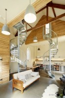 Винтовые лестницы в интерьере загородного дома