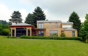 Загородный дом с деревянной облицовкой