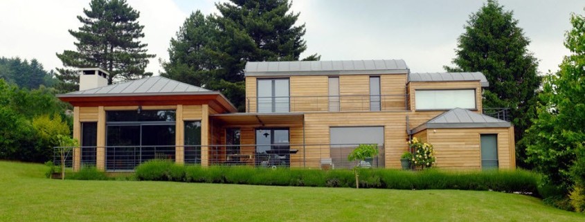 Загородный дом с деревянной облицовкой