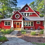 Фасад частного дома красного цвета