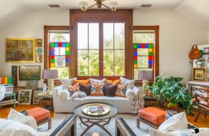 Оригинальная гостиная в эклектичном доме