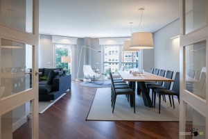 Современный дизайн гостиной-столовой