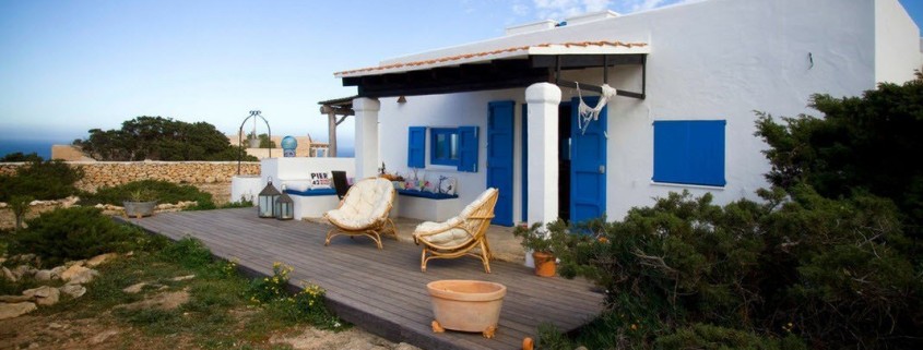 Открытая терраса испанского дачного домика