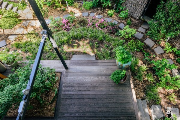 Деревянные ступени на террасу