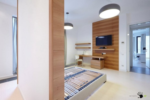 Телевизор и мини-кабинет в спальне