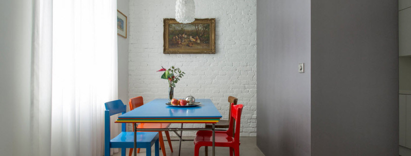 Интерьер немецких апартаментов с яркими акцентами