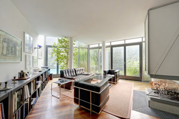 Гостиная с кожаной мебелью