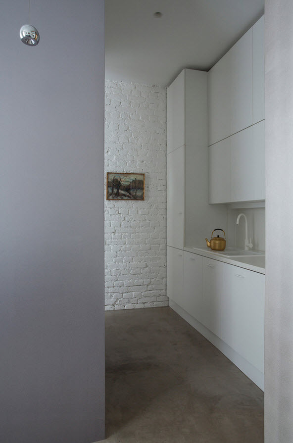 Кухонная зона в серо-белой палитре