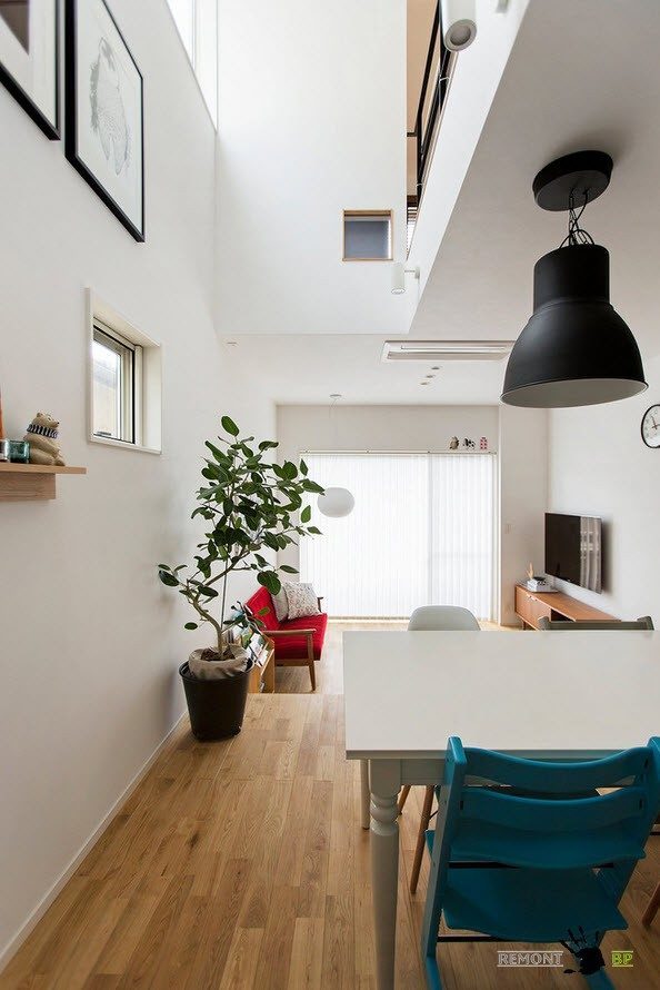 Вид на гостиную из столовой