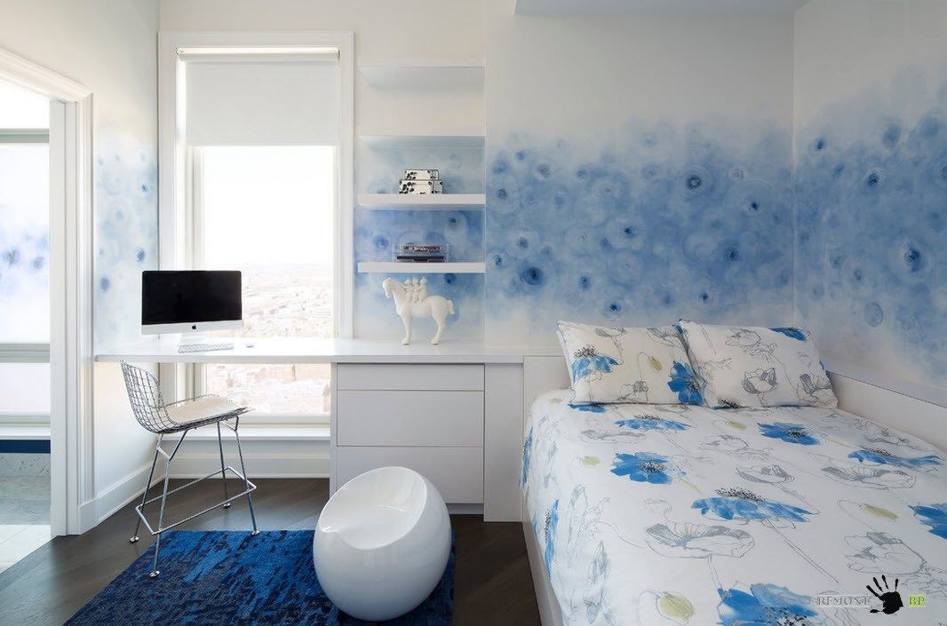 Спальня в бело-голубых тонах