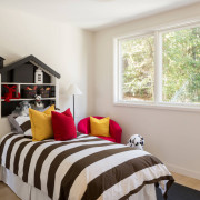 Небольшая детская в контрастных цветах