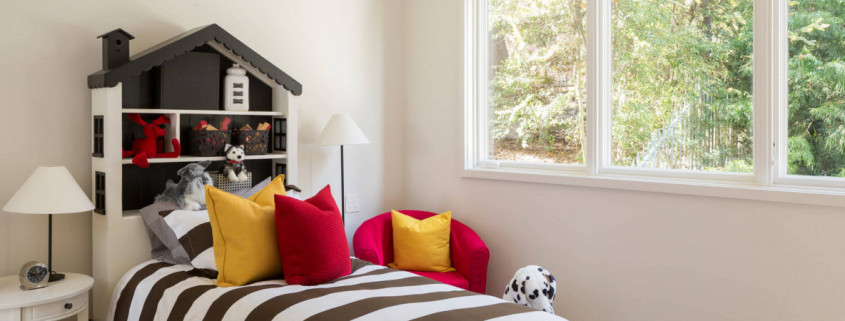 Небольшая детская в контрастных цветах