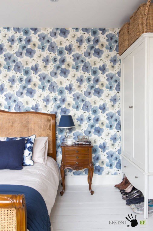 Спальня с голубыми цветами