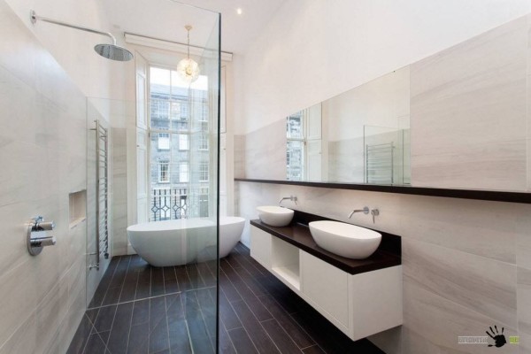 Белая сантехника на черном фоне