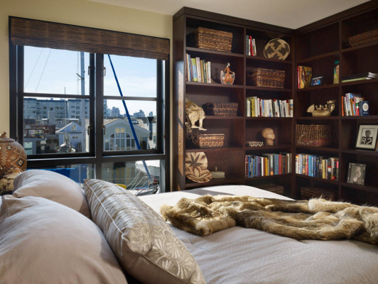 Книжный шкаф для спальни