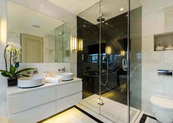 Темная душевая кабина