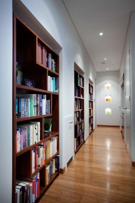 Ниши для книг в коридоре