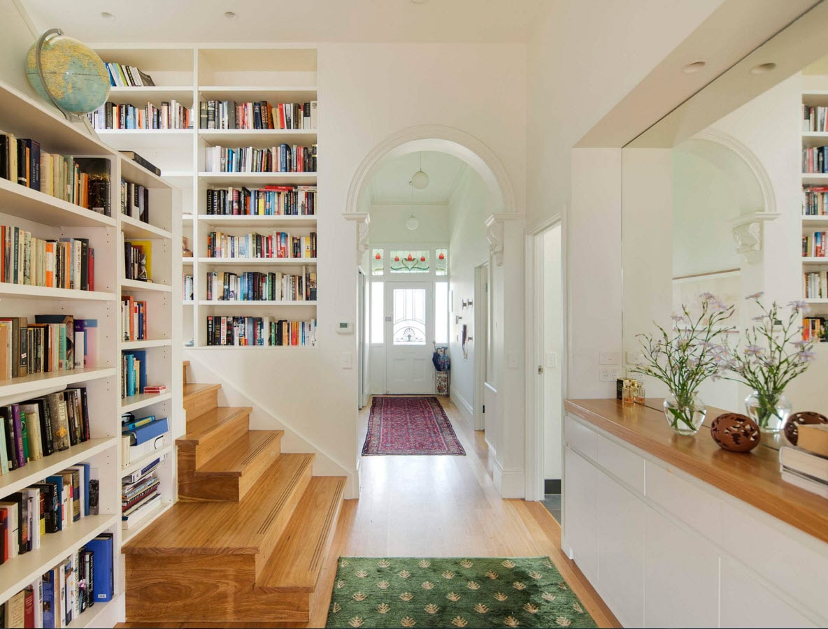 Білі книжкові шафи на сходах