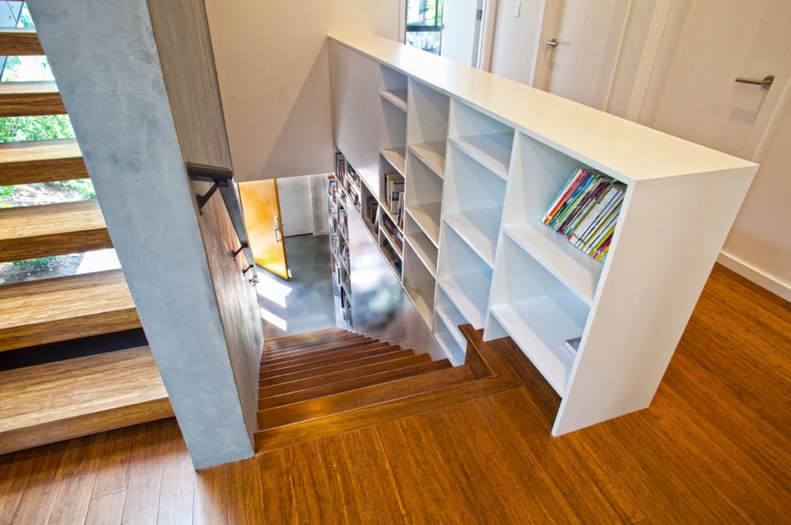 Книжный шкаф на лестнице