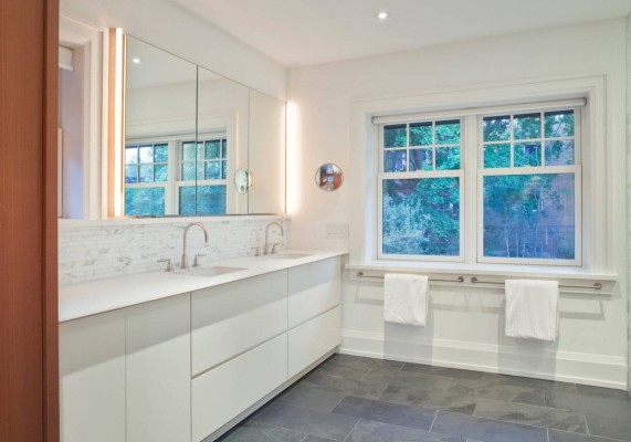 Белые стены, серый пол