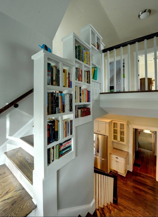 Полки для книг на лестнице