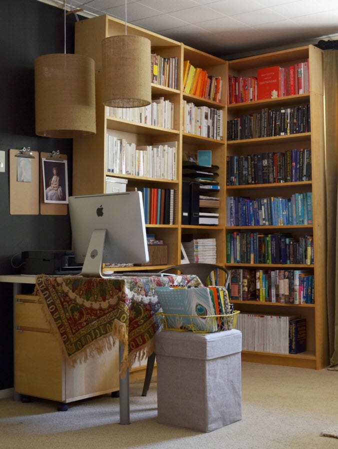 Книжный стеллаж в кабинете